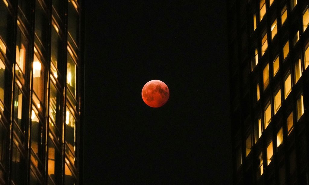 Το πρώτο «Ματωμένο Φεγγάρι» του 2026 έχει ημερομηνία - Πότε και πώς να δείτε την ολική έκλειψη