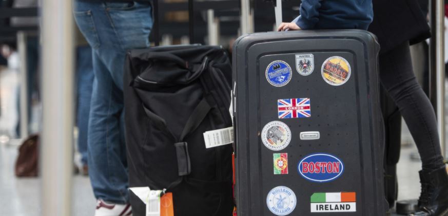 Covid-19: Όλοι οι ταξιδιώτες θα υποβάλλονται δύο φορές σε τεστ μετά την άφιξή τους στη Βρετανία 