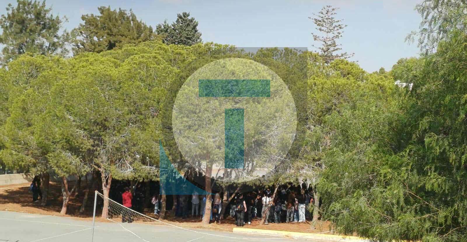 Στους δρόμους οι μαθητές Λυκείου στη Λάρνακα: «Πέφτει» το ρεύμα όταν ανάψουν τα κλιματιστικά – Δείτε φωτογραφίες