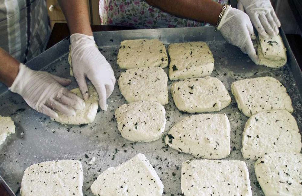 Θα έχουμε τυριά και χαλλούμι για φλαούνες; Πόσο επηρέασε ο αφθώδης πυρετός την παραγωγή γάλακτος και τις τιμές;