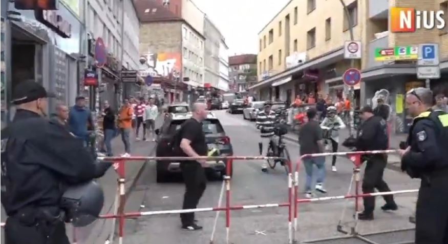 Euro 2024 - Γερμανία: Δείτε βίντεο τη στιγμή που ο άντρας απειλεί με τσεκούρι αστυνομικούς στο Αμβούργο