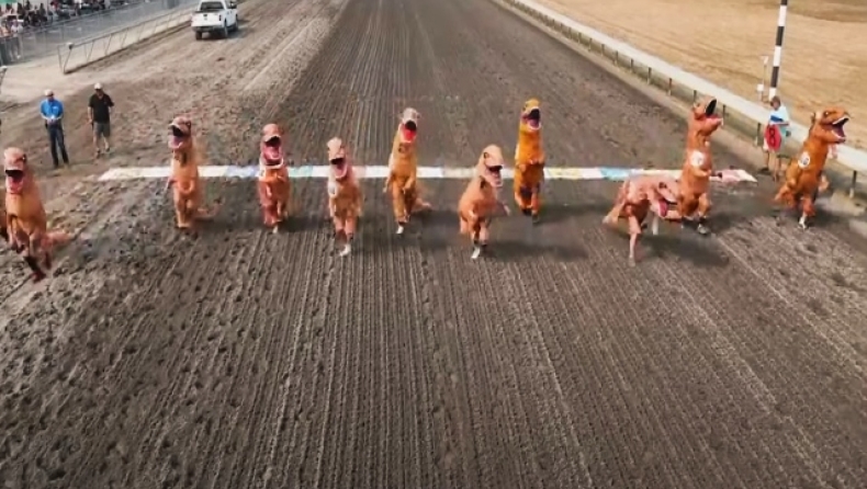 Ο πιο ξεκαρδιστικός αγώνας ταχύτητας: Τρέχουν με στολές δεινοσαύρων - Δείτε βίντεο 