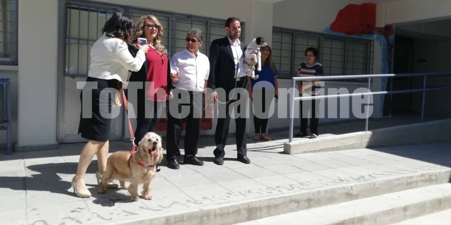 Συνοδευόμενοι από σκυλάκια ψήφισαν μέλη του κόμματος για τα ζώα – ΦΩΤΟΓΡΑΦΙΕΣ