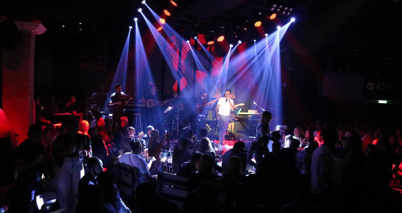 Αυτό είναι το αχτύπητο δίδυμο που επιστρέφει Κύπρο και φέρνει κέφι στη νυχτερινή Λεμεσό