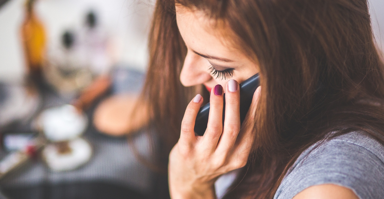 SOS από τους επιστήμονες για τα τηλεφωνήματα στο κινητό: «Αυξάνουν την πίεση – Μη μιλάτε πάνω από 30 λεπτά την εβδομάδα»