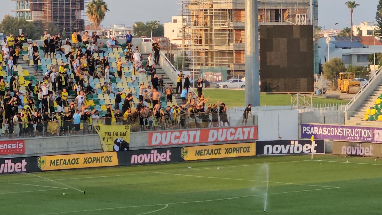 VIDEO: Συναγερμός στη Λάρνακα - Επεισόδια μεταξύ οπαδών πριν το ΑΕΚ-Μπεϊτάρ Ιερουσαλήμ