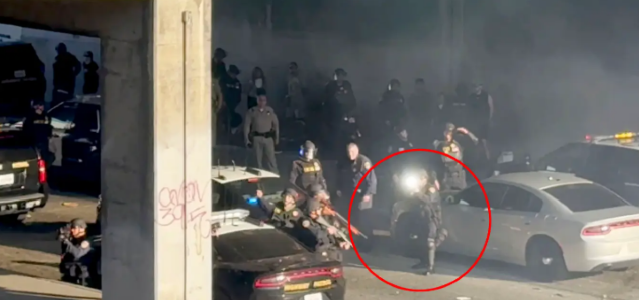 VIDEO-Λος Άντζελες: Η στιγμή που αστυνομικός πυροβόλησε με πλαστική σφαίρα σε ευθεία βολή φωτογράφο