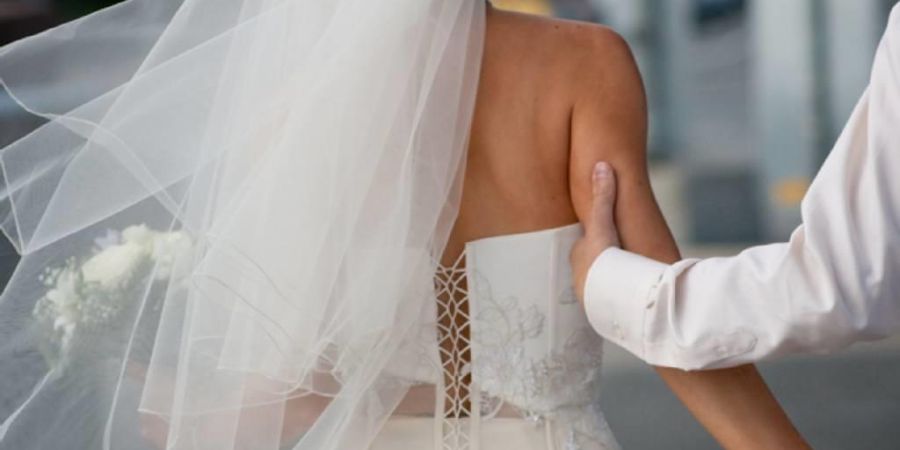 ΚΥΠΡΟΣ: Προσφέρει 7 χιλιάδες ευρώ σε Κύπρια για εικονικό γάμο –'Διαζύγιο σε έναν μήνα' -ΦΩΤΟΓΡΑΦΙΑ