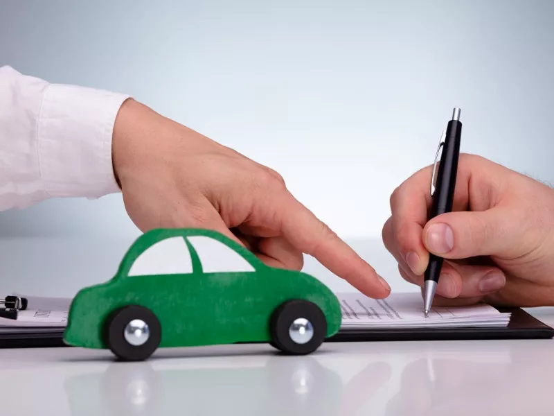 Politico: Γιατί ο πράσινος κανόνας της ΕΕ για τα αυτοκίνητα το 2035 είναι εφιάλτης για την Κύπρο