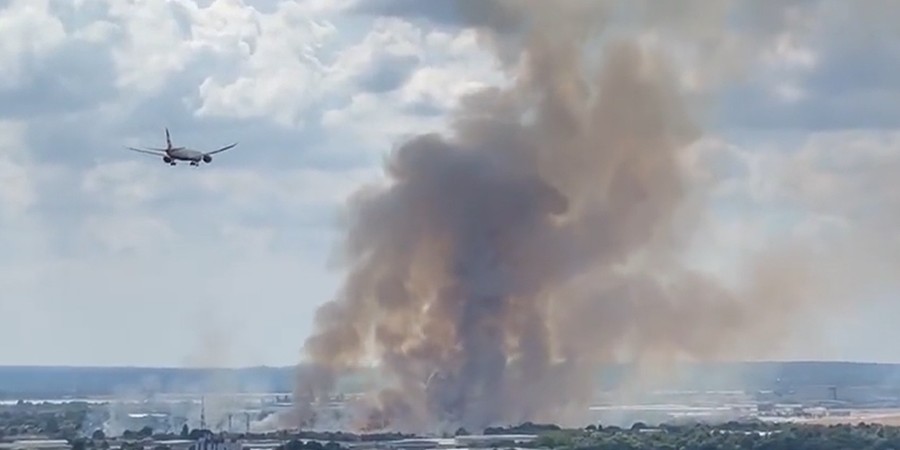 Συναγερμός στο Λονδίνο: Μεγάλη φωτιά κοντά στο αεροδρόμιο του Χίθροου – Αεροπλάνο περνάει μέσα από τους καπνούς