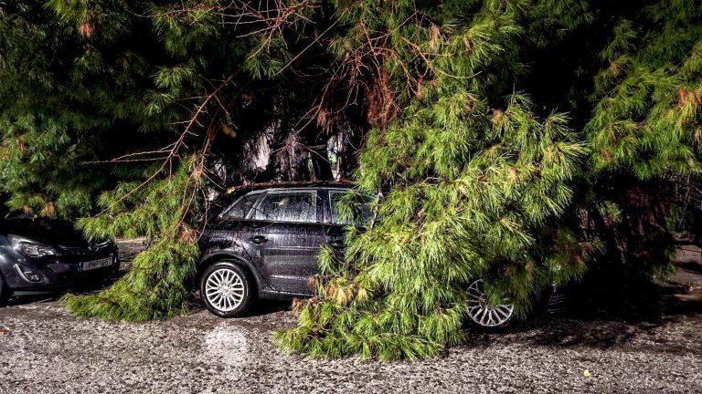 Δύο νεκρούς και σοβαρά προβλήματα άφησε πίσω της η κακοκαιρία που έπληξε την Αττική