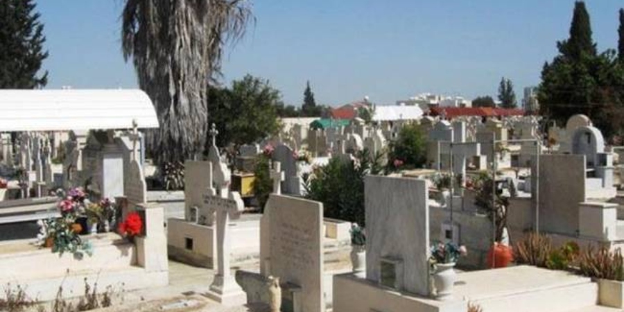 ΠΑΦΟΣ: Τάφοι καταπλακώθηκαν από πτώση δέντρων - Εκμετάλλευση από πολίτες και καμία ευθύνη Δημαρχείου και Μητρόπολης 
