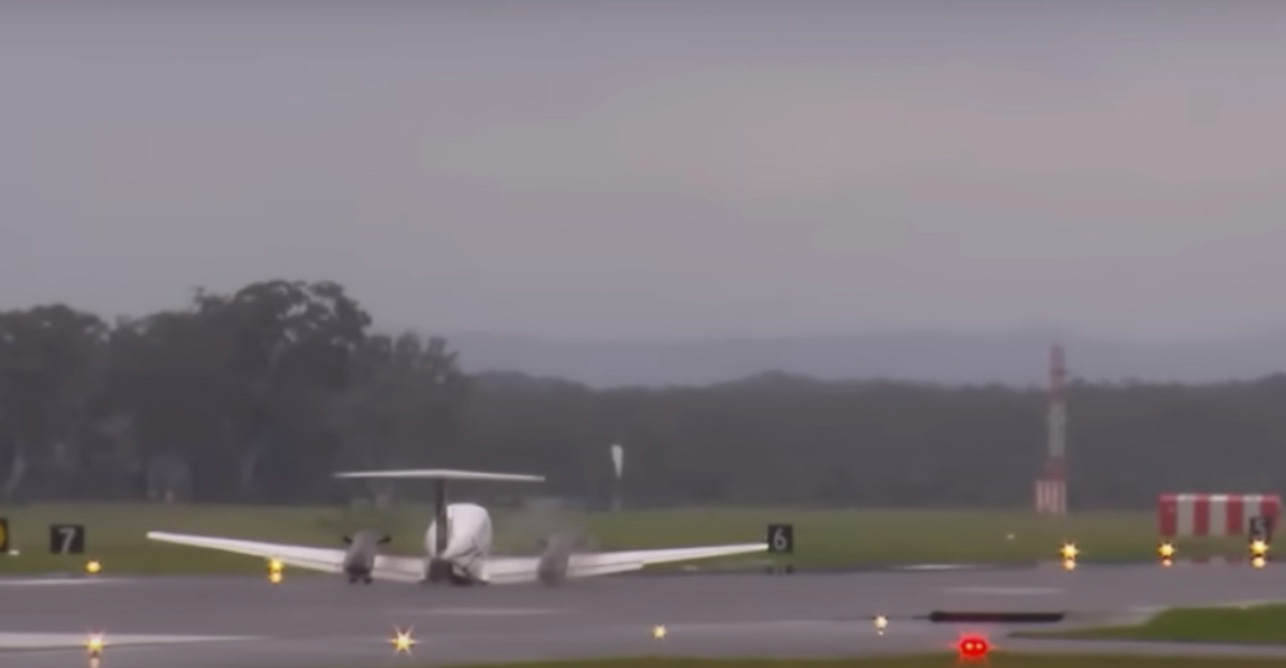Αυστραλία: Αεροσκάφος προσγειώθηκε «με την κοιλιά» αφού έκανε κύκλους πάνω από αεροδρόμιο