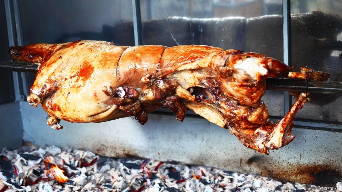 Αρνί στη σούβλα: Ποιο κομμάτι είναι «βόμβα» χοληστερόλης