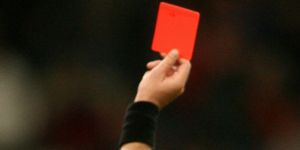 «Ντου» προέδρου κυπριακής ομάδας στο γήπεδο και είδε κόκκινη κάρτα (ΦΩΤΟΓΡΑΦΙΑ)