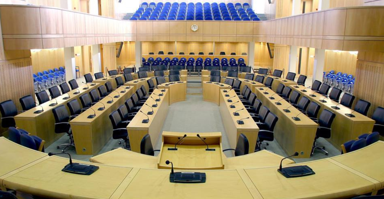 Στην Ολομέλεια η πρόταση Μουσιούττα για αποποίηση επαγγέλματος από αξιωματούχους – Τι αλλάζει