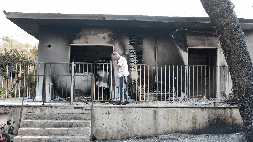 Φωτιά στη Βαρυμπόμπη: Η επόμενη μέρα - Μετρούν όσα έχασαν στις φλόγες οι κάτοικοι - Δείτε βίντεο και φωτογραφίες