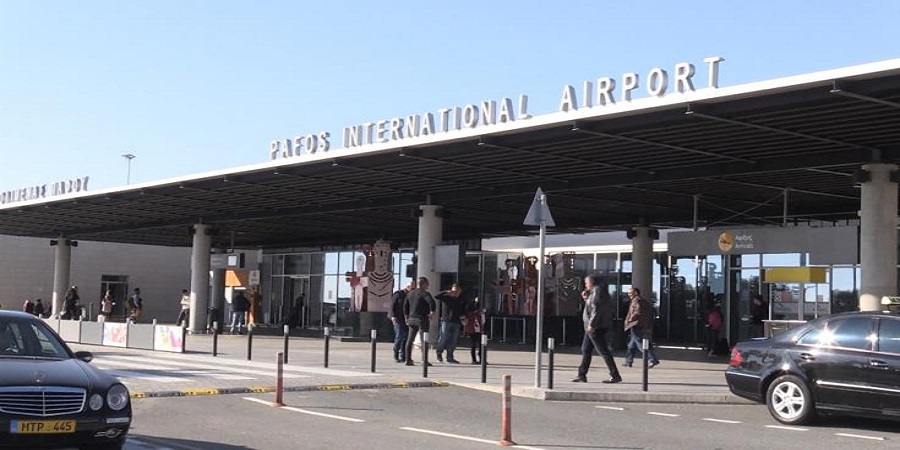 Χειροπέδες σε 45χρονο στο αεροδρόμιο Πάφου - Εκκρεμούσε ευρωπαϊκό ένταλμα σύλληψης για ένοπλη ληστεία