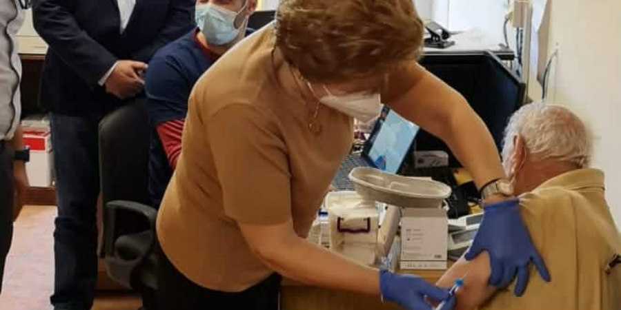Έπιασε και πάλι τη βελόνα η Γιαννάκη - Εμβολιασμοί στο Παλαιχώρι των 50 ετών και άνω