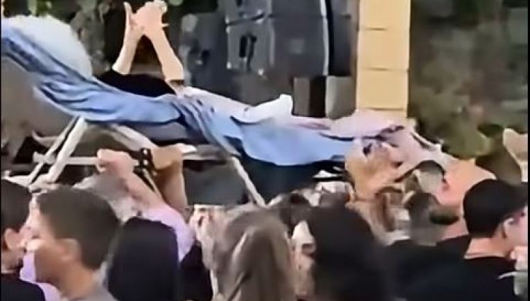 Video: Επικό σκηνικό σε πανηγύρι στην Ελλάδα: Σήκωσαν γιαγιά με την ξαπλώστρα στα χέρια και εκείνη χειροκροτούσε την ορχήστρα