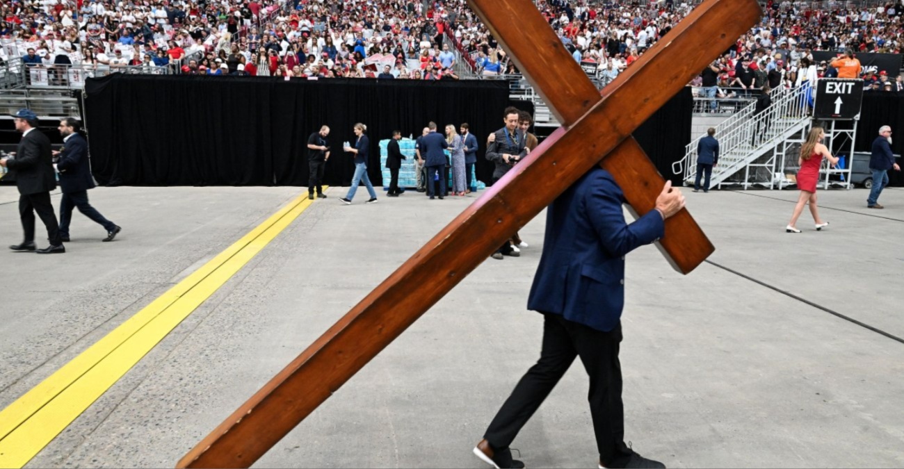 LIVE - Τσάρλι Κερκ: Δεκάδες χιλιάδες συρρέουν στην κηδεία του – Δρακόντεια τα μέτρα ασφαλείας στο στάδιο State Farm