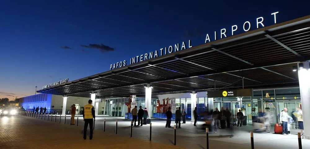 Προσπάθησε να πετάξει από την Κύπρο στο Λίβερπουλ και κατέληξε με χειροπέδες - Δείτε φωτογραφίες 