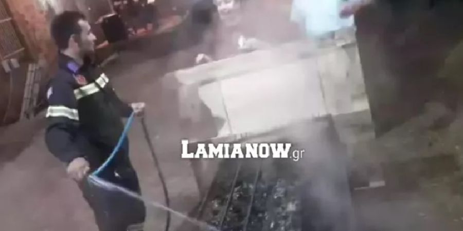 Έγινε κι αυτό στην Ελλάδα: Κάλεσαν την πυροσβεστική για να σβήσει... ψησταριά με σουβλάκια - Βίντεο