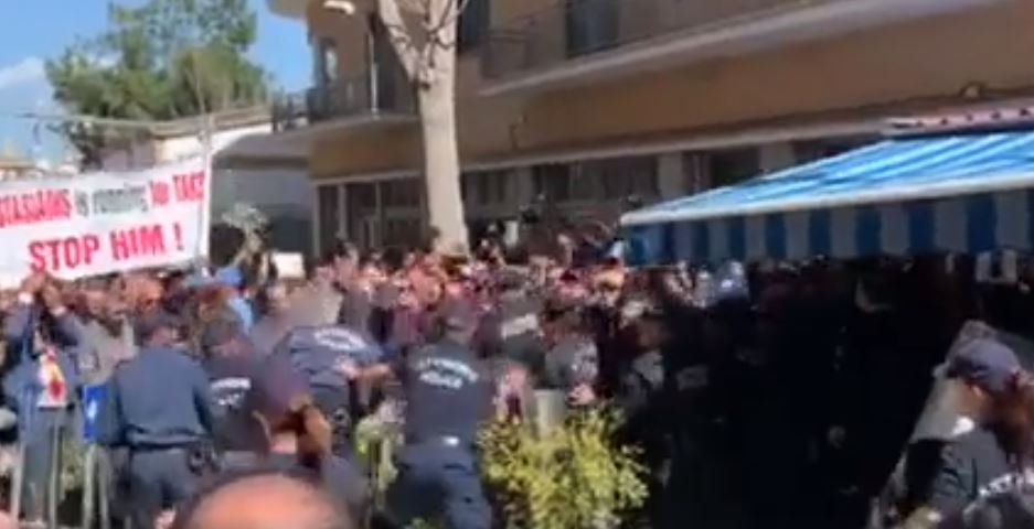 ΕΠΕΙΣΟΔΙΑ ΛΗΔΡΑΣ: Τοποθετείται η Αστυνομία- Δέχθηκαν πετροβολισμό από Τουρκοκύπριους- Αστυνομικός χτυπήθηκε με μεταλλική πινακίδα