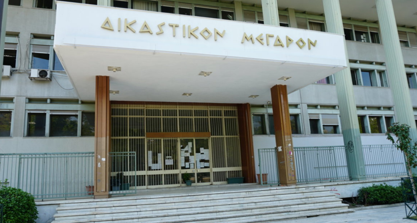 Λάρισα: Ελεύθερος με περιοριστικούς όρους ο βιολογικός πατέρας των παιδιών που βρέθηκαν με καψίματα από τσιγάρο