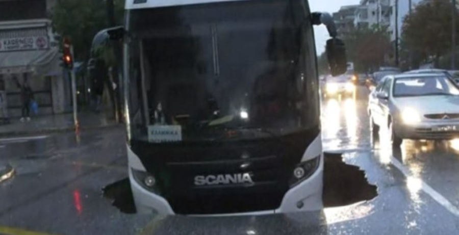 Κακοκαιρία «Μπάλλος» – Εικόνες σοκ στη Θεσσαλονίκη – Υποχώρησε ο δρόμος και «ρούφηξε» λεωφορείο