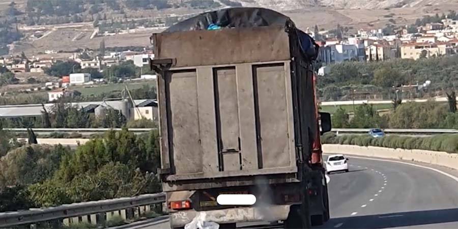 ΚΥΠΡΟΣ: Φορτηγό μοίραζε σκουπίδια στον αυτοκινητόδρομο -VIDEO