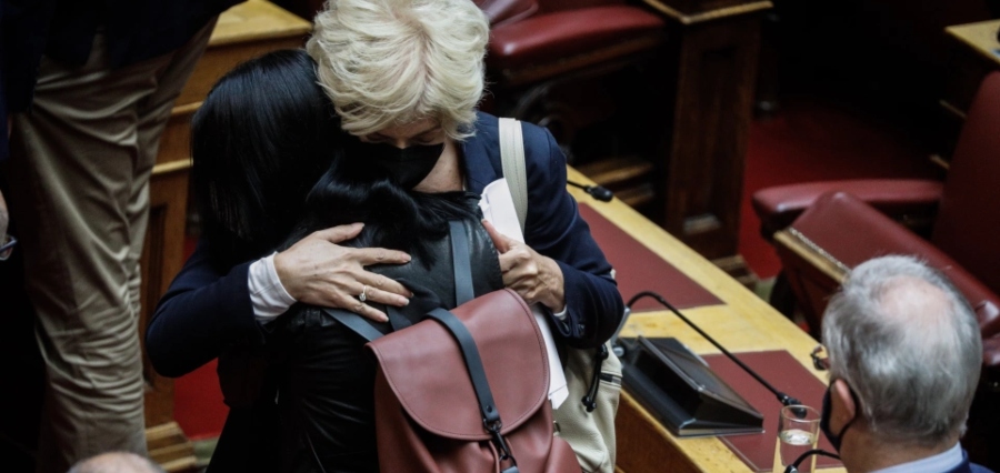 Συγκινητικές εικόνες στη Βουλή: Αγκαλιασμένοι βουλευτές θρηνούν για τον θάνατο της Φώφης Γεννηματά
