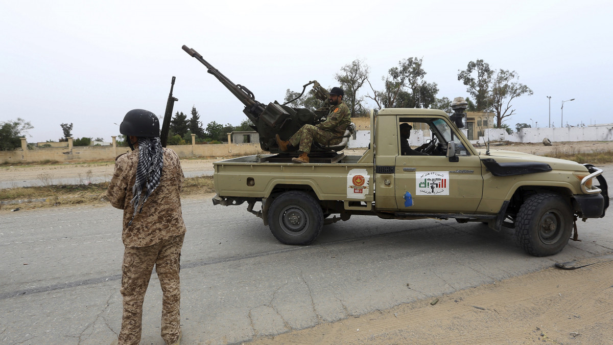 Λιβύη: Κλιμακώνονται οι συγκρούσεις - Οι δυνάμεις του Χαφτάρ πλησιάζουν στην Τρίπολη   