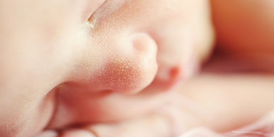 Διεθνείς επιστημονικοί φορείς συνιστούν να θηλάζουν τα νεογέννητα οι θετικές στον κορονοϊό μητέρες