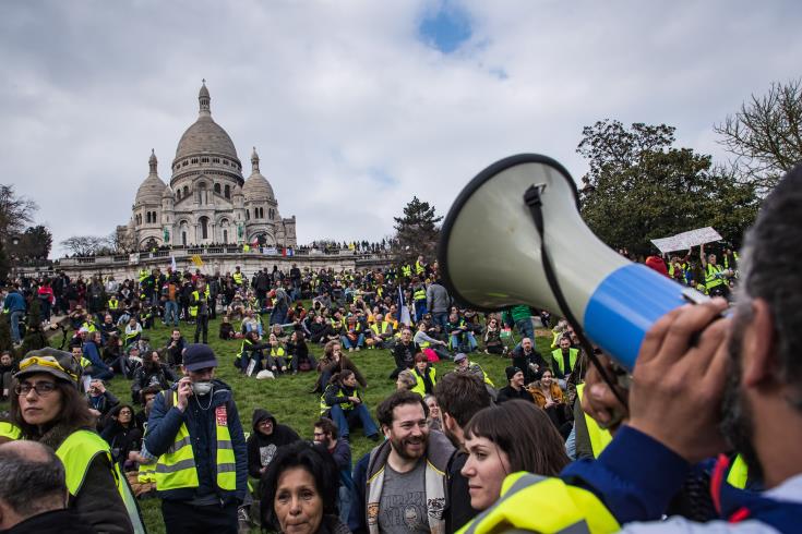 Δεκάδες χιλιάδες «κίτρινα γιλέκα» διαδήλωσαν στη Γαλλία 
