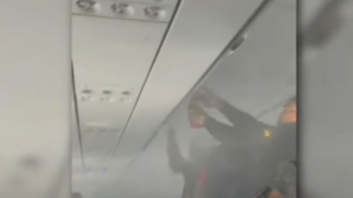 Θρίλερ σε πτήση στις ΗΠΑ - Φωτιά σε αποσκευή επιβάτη - Στο νοσοκομείο 10 άτομα - Δείτε βίντεο 