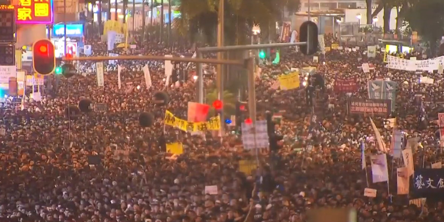 ΧΟΝΓΚ ΚΟΝΓΚ: Εκατομμύρια πολίτες στους δρόμους- Νεκρός διαδηλωτής-VIDEO