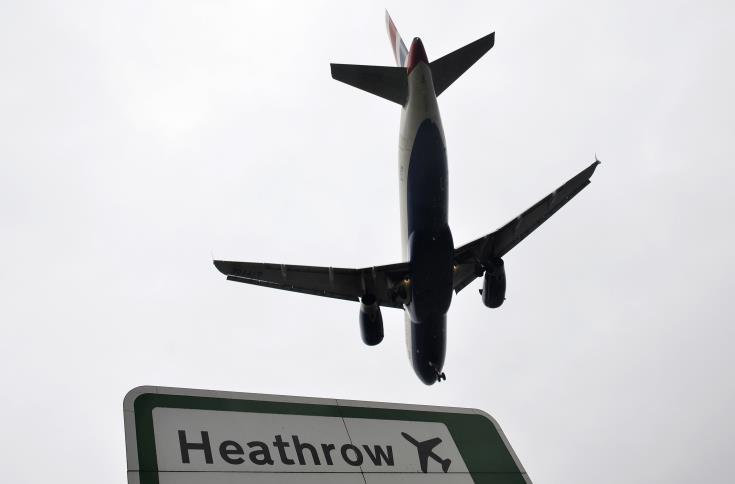 Λαθρεπιβάτης έπεσε από αεροσκάφος σε κήπο στο Λονδίνο λίγο πριν την προσγείωση 