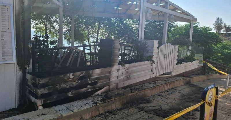 Σε πλήρη εξέλιξη οι έρευνες για το γνωστό beach bar που έγινε στόχος εμπρηστών - Δείτε φωτογραφίες από το σημείο 