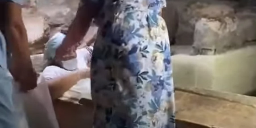 Απίστευτο ΒΙΝΤΕΟ με τουρίστρια που σφήνωσε στην σαρκοφάγο του Αγίου Λαζάρου στην Λάρνακα 