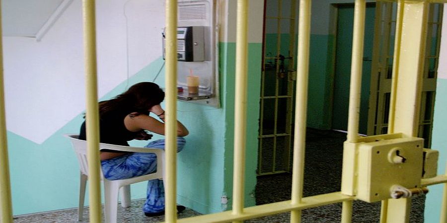 ΠΑΦΟΣ: 23χρονη τύλιξε κοκαΐνη σε πετσέτα και πήγε στις φυλακές - Αμέσως μετά το δικαστήριο του αρραβωνιαστικού της 