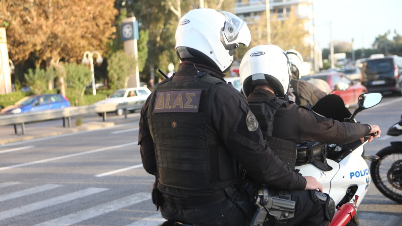 Ελλάδα: Χειροπέδες σε αστυνομικό για εκβίαση συναδέλφου της - Γνωρίστηκαν μέσω Facebook, του απέσπασε χρήματα όταν εκείνος ήθελε να διακόψουν