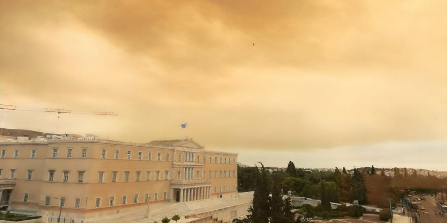 ΦΩΤΟΓΡΑΦΙΕΣ: Οι καπνοί σκέπασαν ακόμη και την Ακρόπολη - Μάχη με τις φλόγες από αέρος  