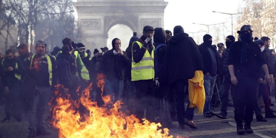 Γαλλία: Συγκρούσεις και επεισόδια καθώς οι διαδηλώσεις των «κίτρινων γιλέκων» συμπληρώνουν 4 μήνες