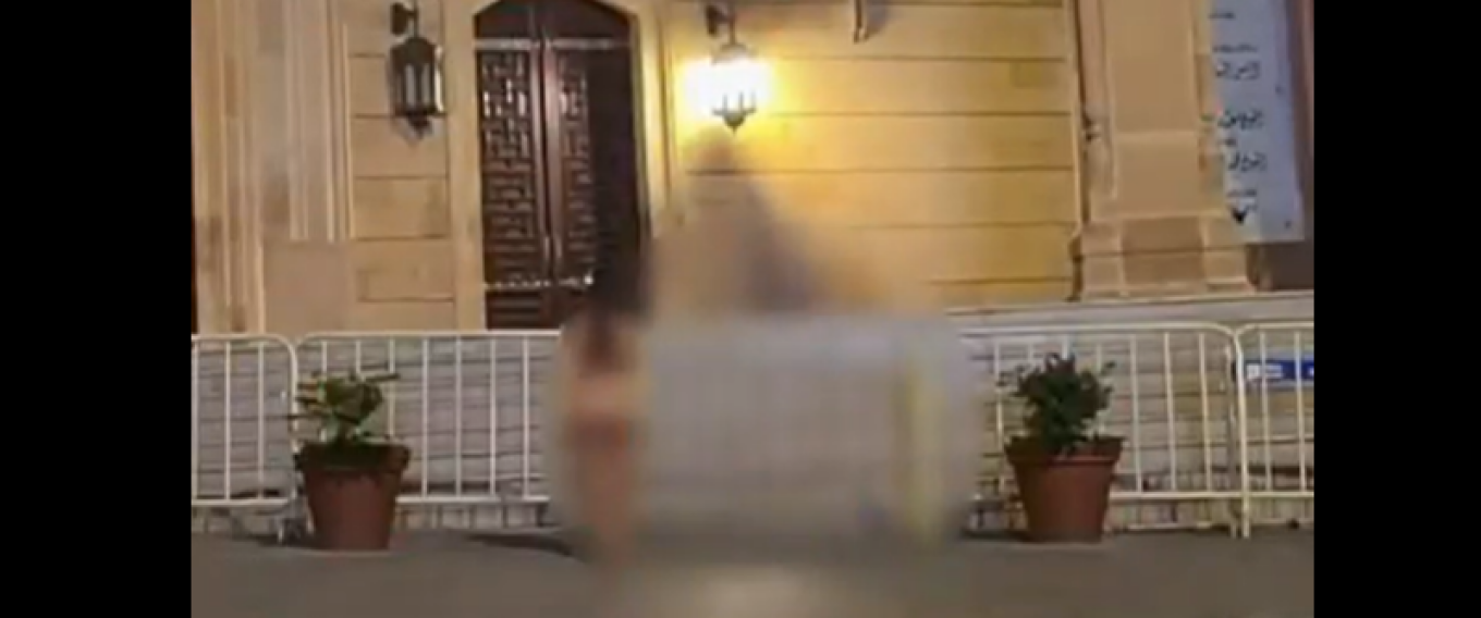 Σάλος στη Βηρυτό: Γυναίκα στάθηκε ημίγυμνη μπροστά από τέμενος και έκανε live στο TikTok 
