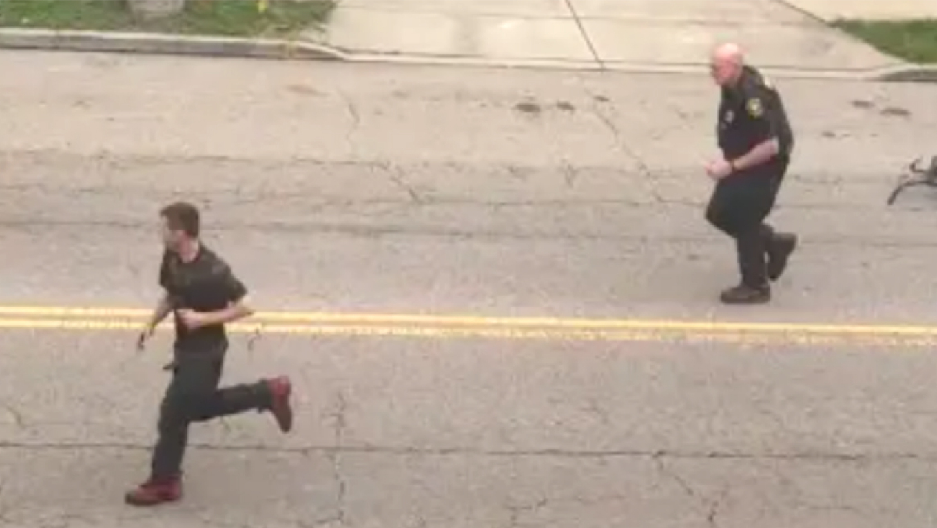 Viral η αποτυχημένη καταδίωξη ποδηλάτη από αστυνομικό: «Δώστε του σύνταξη τώρα» γράφουν για το βίντεο με τα πάνω από 10 εκατ. views