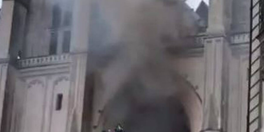 Συναγερμός στη Γαλλία: Φωτιά σε καθεδρικό ναό στη Νάντη - VIDEO 
