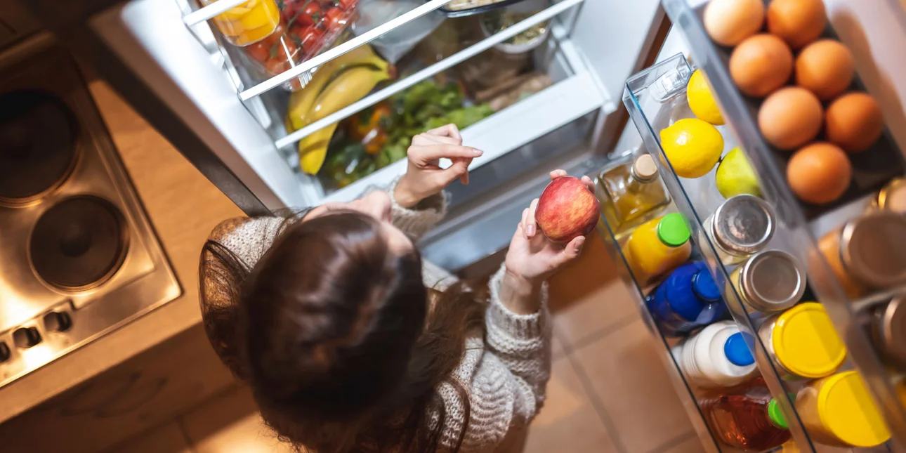 Βάλτε ένα ποτήρι νερό με χοντρό αλάτι στο ψυγείο: Σε τι χρησιμεύει και γιατί συνιστάται