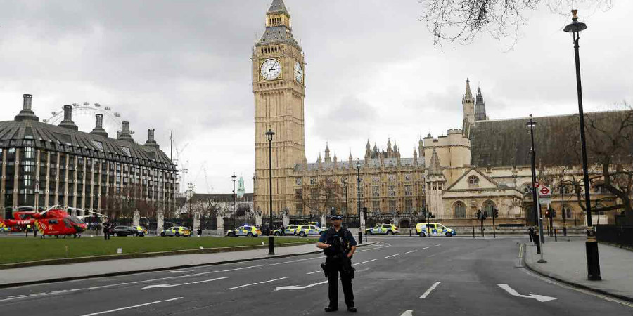 Λονδίνο: Αυτοκίνητο προσέκρουσε στο κτήριο του Βρετανικού Κοινοβουλίου 