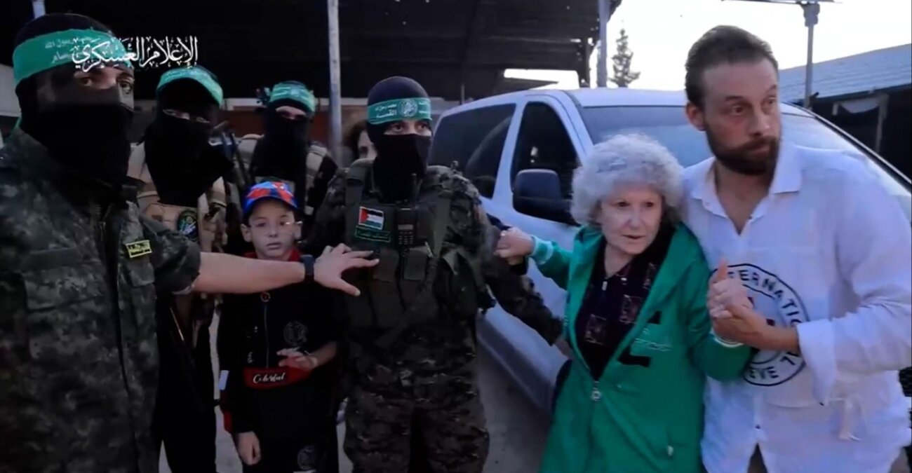 Ισραήλ: Έχει τη νέα λίστα των ομήρων που θα απελευθερωθούν σήμερα - Βίντεο της Χαμάς να παραδίδει ομήρους